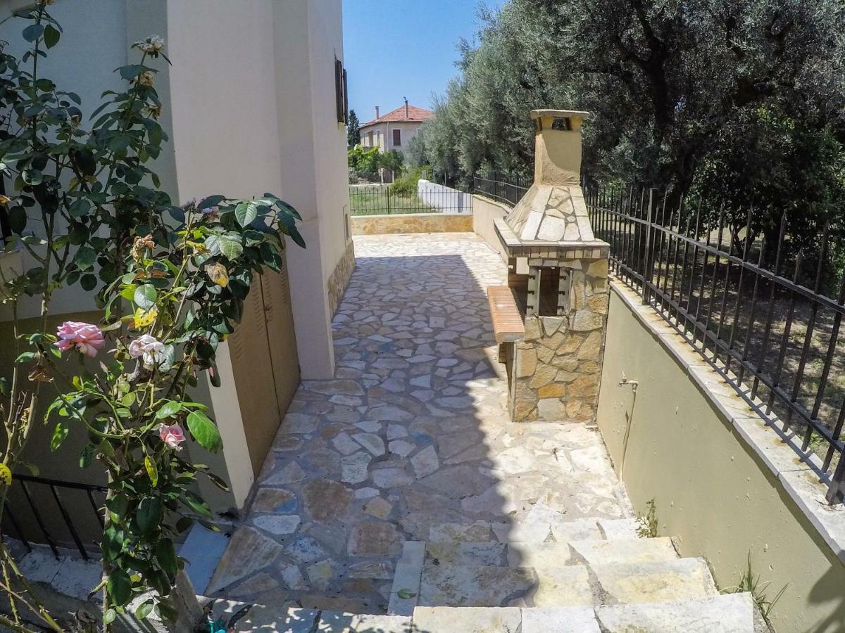 Maison Fleurs Diakopto Esterno foto